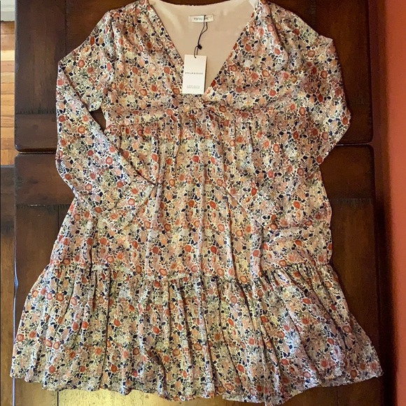 stella & suzie Dresses & Skirts - Stella & Suzie Floral Dress with Gold Thread